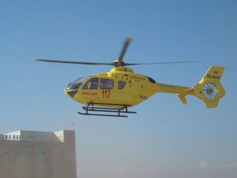 Ambulans helikopter can kurtarıyor