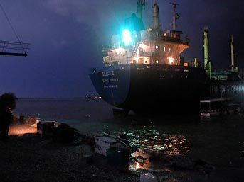 Antalya da fırtına yol kapattı 4