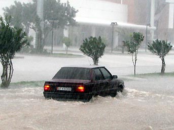 Antalya da fırtına yol kapattı 3
