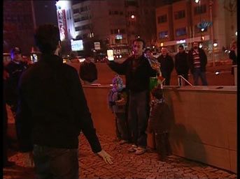 Üç çocuğuyla kendini yakmak istedi 1