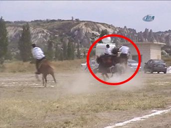 Cirit g&ouml;sterisinde atlar &ccedil;arpıştı 1