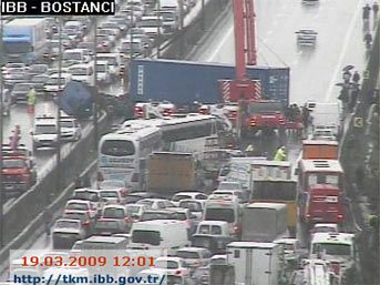 E-5 te TIR devrildi, trafik kilitlendi 1