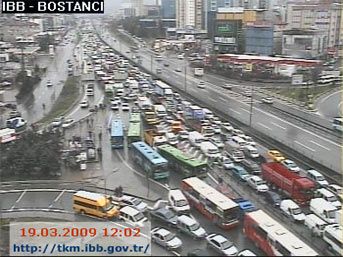 E-5 te TIR devrildi, trafik kilitlendi 2