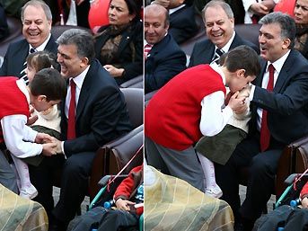 Cumhurbaşkanı G&uuml;l &uuml;n elini &ouml;pme m&uuml;cadelesi 1