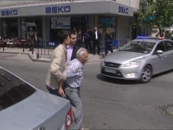 Başbakan ın aracının &ouml;n&uuml;ne atladı 2