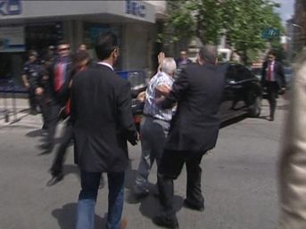 Başbakan ın aracının &ouml;n&uuml;ne atladı 1