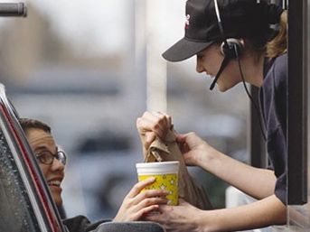 Fast food lokantalarına yakın okul öğrencileri dikkat