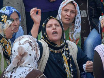 Acılı anneden askerlere sert tepki