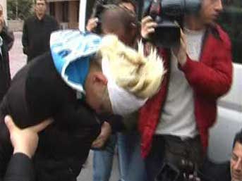 İran g&uuml;zeli "dolandırıcılık" su&ccedil;lamasıyla g&ouml;zaltında 2