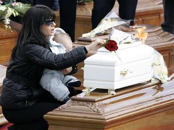 Annesiyle birlikte g&ouml;m&uuml;ld&uuml; 1