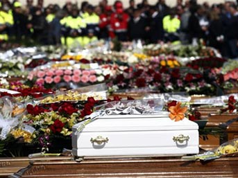 Annesiyle birlikte g&ouml;m&uuml;ld&uuml; 7