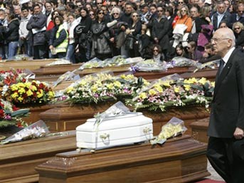 Annesiyle birlikte g&ouml;m&uuml;ld&uuml; 2