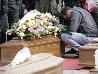 Annesiyle birlikte g&ouml;m&uuml;ld&uuml; 4