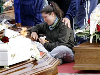 Annesiyle birlikte g&ouml;m&uuml;ld&uuml; 6