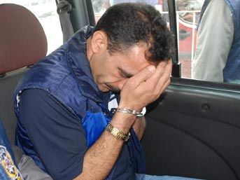 "Polis s&uuml;s&uuml;"yle kız arkadaşını gasp etti 1