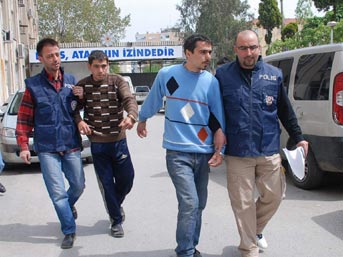 "Polis s&uuml;s&uuml;"yle kız arkadaşını gasp etti 2