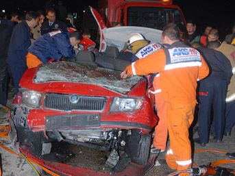 İzmir de feci kaza: 4 ölü 3