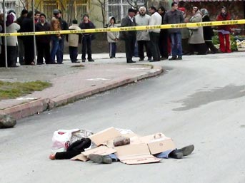 Kocası sokakta bı&ccedil;aklayarak &ouml;ld&uuml;rd&uuml; 1