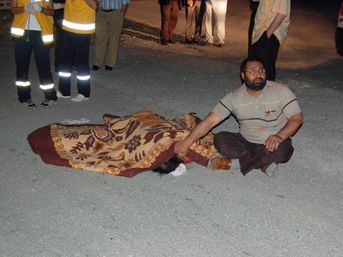 Kızı ve eşi g&ouml;zlerinin &ouml;n&uuml;nde &ouml;ld&uuml; 3