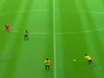 7-2'lik maçta orta sahadan gol (VİDEO)