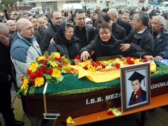 &Ouml;zg&uuml;r "isyan marşı" ile uğurladı 1