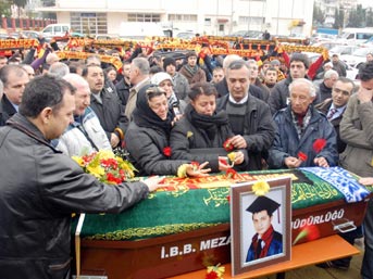 &Ouml;zg&uuml;r "isyan marşı" ile uğurladı 2