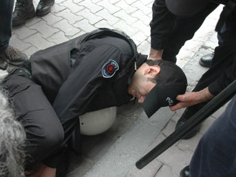 G&ouml;stericiler, polisinin bacağını kırdı 1