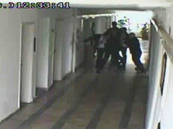 Dehşet anı g&uuml;venlik kamerasında 1