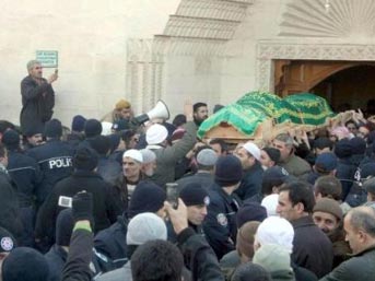 25 &ccedil;ocuklu şeyhin cenazesinde izdiham 2