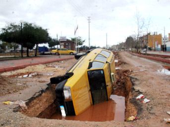 Taksi yol ortasında &ccedil;ukura d&uuml;şt&uuml; 1
