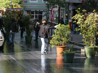 G&ouml;stericiler, polisinin bacağını kırdı 2