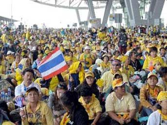 Binlerce kişi havalimanını ele geçirdi 2