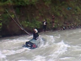 Dereye u&ccedil;an otomobilde can pazarı 1