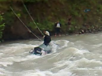 Dereye u&ccedil;an otomobilde can pazarı 2